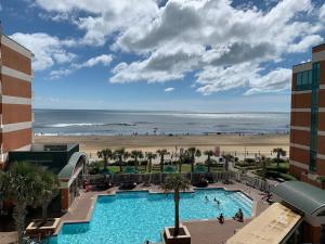 Вид на басейн у Holiday Inn & Suites Virginia Beach - North Beach, an IHG Hotel або поблизу