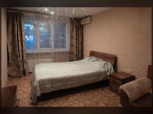 ニジニ・ノヴゴロドにあるApartment on Belinskogo 118のベッドルーム(ベッド1台、窓付)