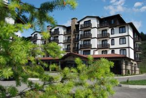 班斯科的住宿－3 Mountains Hotel，前面有树木的白色大建筑