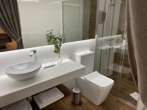 ein weißes Badezimmer mit Waschbecken und Toilette in der Unterkunft HOTEL Boutique ÁNGEL in Santa Cruz de Mudela