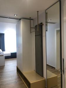 Postel nebo postele na pokoji v ubytování Mirage Hotel