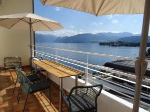 una mesa con sillas y una sombrilla en un barco en Fantastic Lake and Mountain View, First Row Lakeside en Gmunden