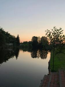 Blick auf einen See bei Sonnenuntergang in der Unterkunft Фінський будинок для ідеального романтичного чи сімейного відпочинку in Makovishche