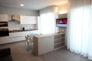 A kitchen or kitchenette at Persea mare appartamenti