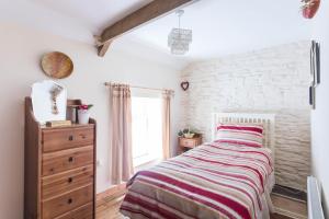 una camera con letto e muro di mattoni di 2 Tan Yr Eglwys a Pontardawe