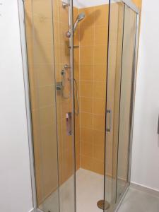 La salle de bains est pourvue d'une douche et d'une cabine de verre. dans l'établissement La Terrazza degli Dei, à Buonvicino