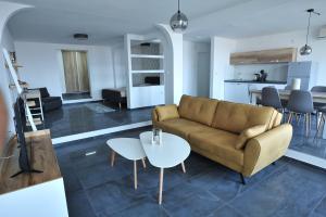 een woonkamer met een bank en een tafel bij Sunset Apartment Lagadin in Ohrid