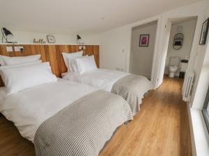 מיטה או מיטות בחדר ב-Monarch's Barn