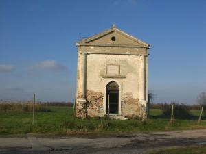 un viejo edificio en medio de un campo en B&B La Luce - Casa di Ale, en Loreo