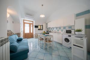 kuchnia i salon z kanapą i stołem w obiekcie ArmoNya Friendly House Amalficoast w mieście Tramonti +9 zdjęć