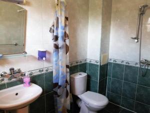 uma casa de banho com um WC e um lavatório em Guest House "Zora - Sarafovo" em Burgas