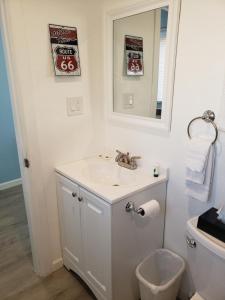bagno con lavandino, specchio e servizi igienici di Deluxe Inn a Seligman