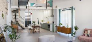 uma sala de estar com uma cozinha e uma sala de jantar em La Suite Gainsbourg em Puligny-Montrachet
