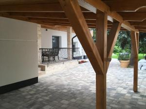 Patio alebo iná vonkajšia časť ubytovania Balatonkenesei Vendégház