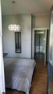 Zimmer mit einem Bett und einem Kronleuchter in der Unterkunft Apartament Marzenie 14 - Opole in Oppeln