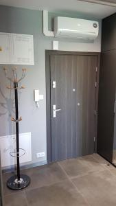 um quarto com uma porta e um poste ao lado em Apartament Marzenie 14 - Opole em Opole