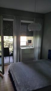 Schlafzimmer mit einem Bett, einem Schreibtisch und einem Fenster in der Unterkunft Apartament Marzenie 14 - Opole in Oppeln