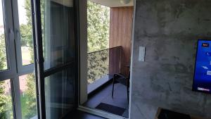 Habitación con una puerta de cristal que da a un balcón. en Apartament Marzenie 14 - Opole, en Opole
