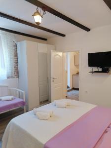 - une chambre avec 2 lits et une télévision à écran plat dans l'établissement Apartment Barka, à Split 9 autres photos