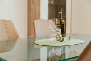 梅肯博伊伦Ferienwohnung "Köhler" am Bodensee的桌上有一瓶酒和两个酒杯