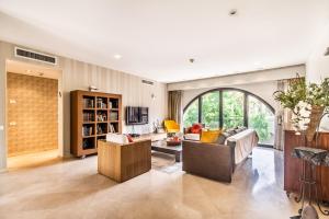 ein Wohnzimmer mit einem Sofa und einem Tisch in der Unterkunft ✦Luxury 2 Bdr David's Village apartment ✦ Mamilla in Jerusalem