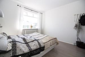 Katil atau katil-katil dalam bilik di Sunny Reykjavik Apartment