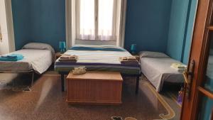 a room with two twin beds and a window at MyDre@mSavona in Savona