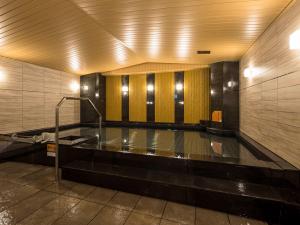 einen Fitnessraum mit Pool in einem Gebäude in der Unterkunft APA Hotel Nagoya Ekimae Kita in Nagoya