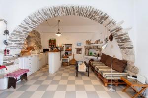 A kitchen or kitchenette at Traditional stonebuilt house