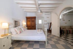 A bed or beds in a room at Traditional stonebuilt house