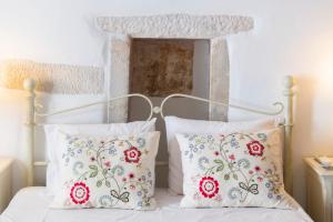A bed or beds in a room at Traditional stonebuilt house