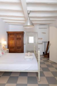 A bed or beds in a room at Traditional stonebuilt house