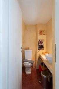 A bathroom at Traditional stonebuilt house