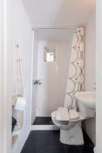 A bathroom at Traditional stonebuilt house
