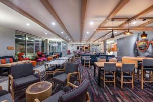 a dining room with tables and chairs and tablesktop at La Quinta by Wyndham Houston East at Sheldon Rd in Channelview