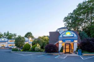 una señal de un día de posada delante de un estacionamiento en Days Inn by Wyndham Nanuet / Spring Valley en Nanuet