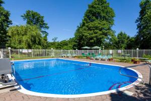 - une piscine d'eau bleue dans un complexe dans l'établissement Days Inn by Wyndham Nanuet / Spring Valley, à Nanuet