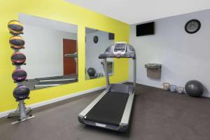 Habitación con gimnasio con cinta de correr y espejo en Days Inn by Wyndham Ardmore, en Ardmore