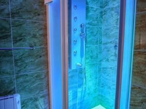 A bathroom at Chalet in La Omañuela near Ski Resort