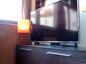 TV de pantalla plana en la parte superior de un tocador en Casa Nacho by Delabra Apartments, en Oviedo