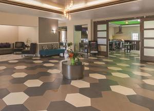 een lobby met een wachtruimte met een lobby bij La Quinta Inn & Suite Kingwood Houston IAH Airport 53200 in Kingwood