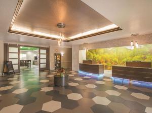 キングウッドにあるLa Quinta Inn & Suite Kingwood Houston IAH Airport 53200のチェッカー付きのフロアにベンチのあるロビー