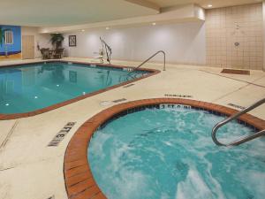 una gran piscina cubierta en una habitación de hotel en La Quinta Inn & Suite Kingwood Houston IAH Airport 53200, en Kingwood