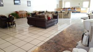 a living room with couches and a table at Parkway Inn in Miami