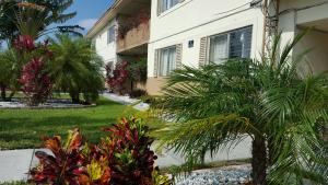 een huis met bomen en planten in de tuin bij Parkway Inn in Miami