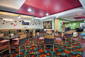 Un comedor con mesas y sillas en un restaurante. en La Quinta by Wyndham Leesville Ft. Polk, en Leesville