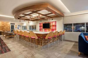 a conference room with a table and chairs at La Quinta by Wyndham Madera in Madera