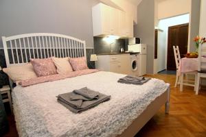 Posteľ alebo postele v izbe v ubytovaní ALLSTAR Vinohrady ateliers