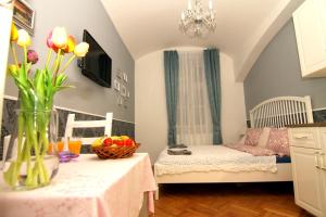 Posteľ alebo postele v izbe v ubytovaní ALLSTAR Vinohrady ateliers