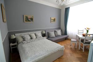 Posteľ alebo postele v izbe v ubytovaní ALLSTAR Vinohrady ateliers